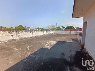 Edificio amplio en venta, 2 locales al frente y 2 niveles. Tapachula Chiapas