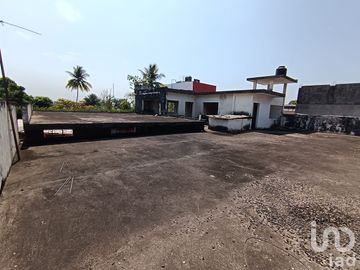Edificio amplio en venta, 2 locales al frente y 2 niveles. Tapachula Chiapas