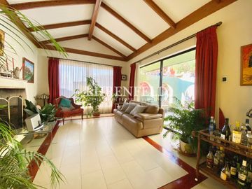 Cerro Alegre, Valparaíso. Casa en 4 niveles 750 m2 de terreno.