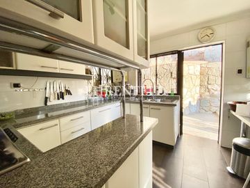 Cerro Alegre, Valparaíso. Casa en 4 niveles 750 m2 de terreno.