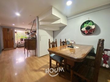 HERMOSA CASA EN PASAJE CERRADO