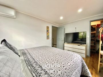 HERMOSA CASA EN PASAJE CERRADO