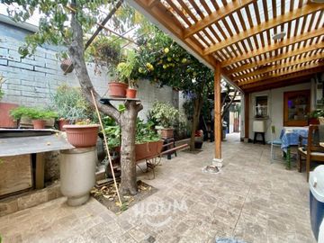 HERMOSA CASA EN PASAJE CERRADO