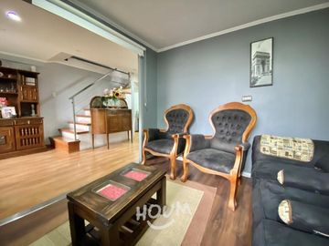 HERMOSA CASA EN PASAJE CERRADO