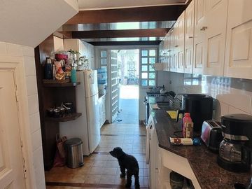 Casa de dos plantas con pileta y jardín en venta