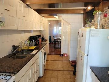 Casa de dos plantas con pileta y jardín en venta