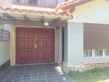 Casa de dos plantas con pileta y jardín en venta