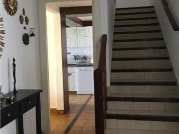 Casa de dos plantas con pileta y jardín en venta