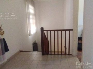 Casa de dos plantas con pileta y jardín en venta