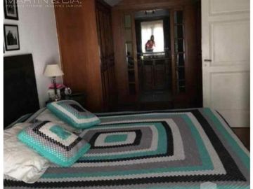 Casa de dos plantas con pileta y jardín en venta