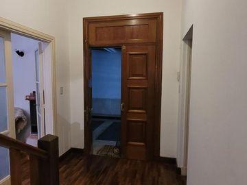 Casa de dos plantas con pileta y jardín en venta