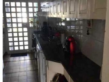 Casa de dos plantas con pileta y jardín en venta