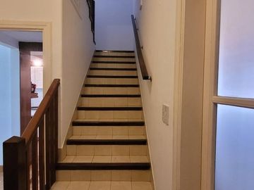 Casa de dos plantas con pileta y jardín en venta