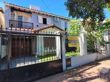 Casa de dos plantas con pileta y jardín en venta