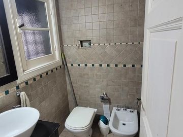 Casa de dos plantas con pileta y jardín en venta