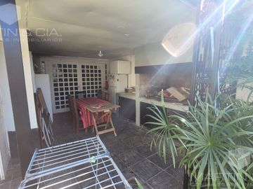 Casa de dos plantas con pileta y jardín en venta