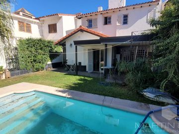 Casa de dos plantas con pileta y jardín en venta