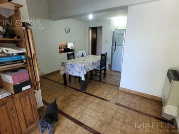 Casa de dos plantas con pileta y jardín en venta