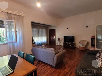 Casa de dos plantas con pileta y jardín en venta