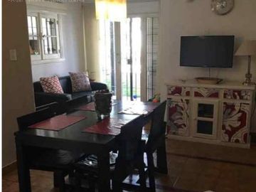 Casa de dos plantas con pileta y jardín en venta