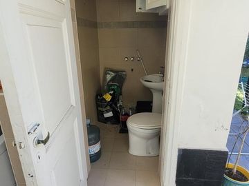 Casa de dos plantas con pileta y jardín en venta