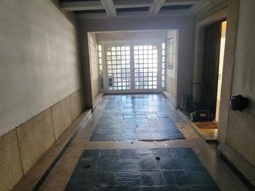 Casa de dos plantas con pileta y jardín en venta