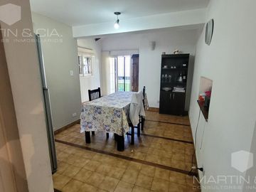 Casa de dos plantas con pileta y jardín en venta