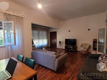 Casa de dos plantas con pileta y jardín en venta