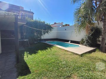 Casa de dos plantas con pileta y jardín en venta