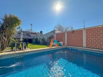 Casa en venta en Lanús Este con patio y piscina