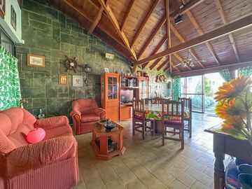 Casa en venta en Lanús Este con patio y piscina