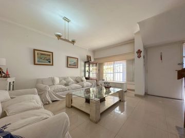 Casa en venta en Lanús Este con patio y piscina