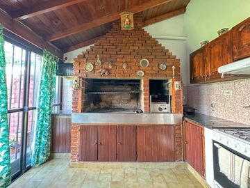 Casa en venta en Lanús Este con patio y piscina