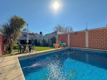Casa en venta en Lanús Este con patio y piscina