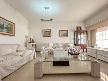 Casa en venta en Lanús Este con patio y piscina