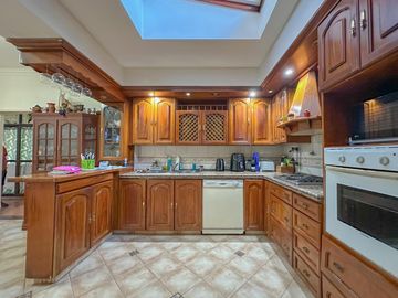 Casa en venta en Lanús Este con patio y piscina