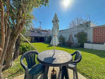 Casa en venta en Lanús Este con patio y piscina