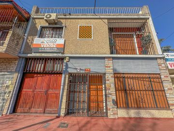 Casa en venta en Lanús Este con patio y piscina