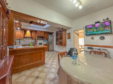 Casa en venta en Lanús Este con patio y piscina