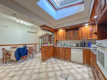Casa en venta en Lanús Este con patio y piscina