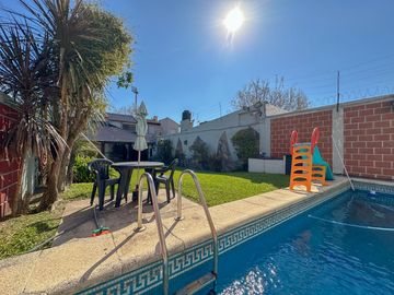 Casa en venta en Lanús Este con patio y piscina