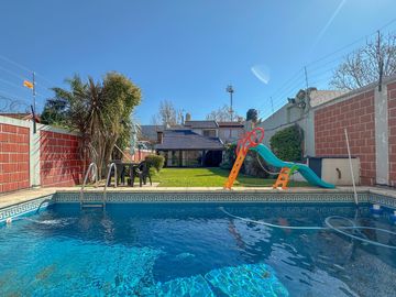 Casa en venta en Lanús Este con patio y piscina
