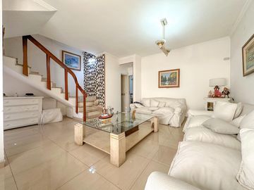 Casa en venta en Lanús Este con patio y piscina