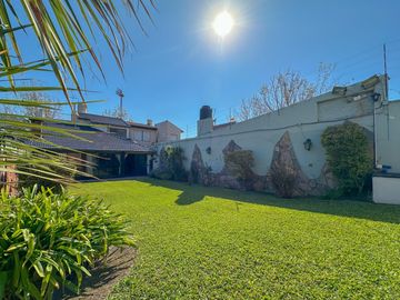 Casa en venta en Lanús Este con patio y piscina