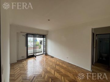 Venta departamento 3 ambientes con balcón en San Telmo