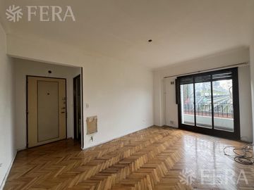 Venta departamento 3 ambientes con balcón en San Telmo