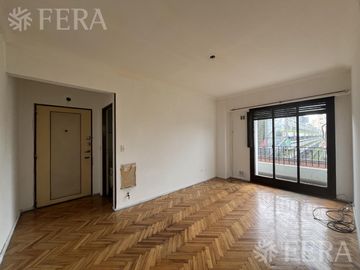 Venta departamento 3 ambientes con balcón en San Telmo