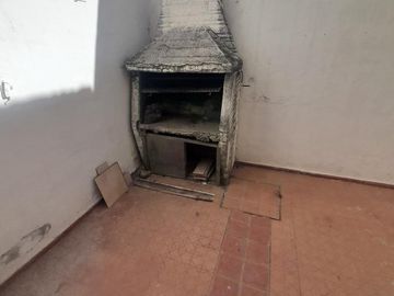 Inversión Inteligente – Casa con Patio, Cochera y Posibilidad Comercial
