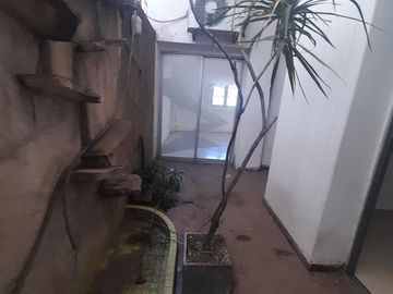 Inversión Inteligente – Casa con Patio, Cochera y Posibilidad Comercial