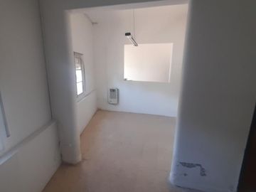 Inversión Inteligente – Casa con Patio, Cochera y Posibilidad Comercial